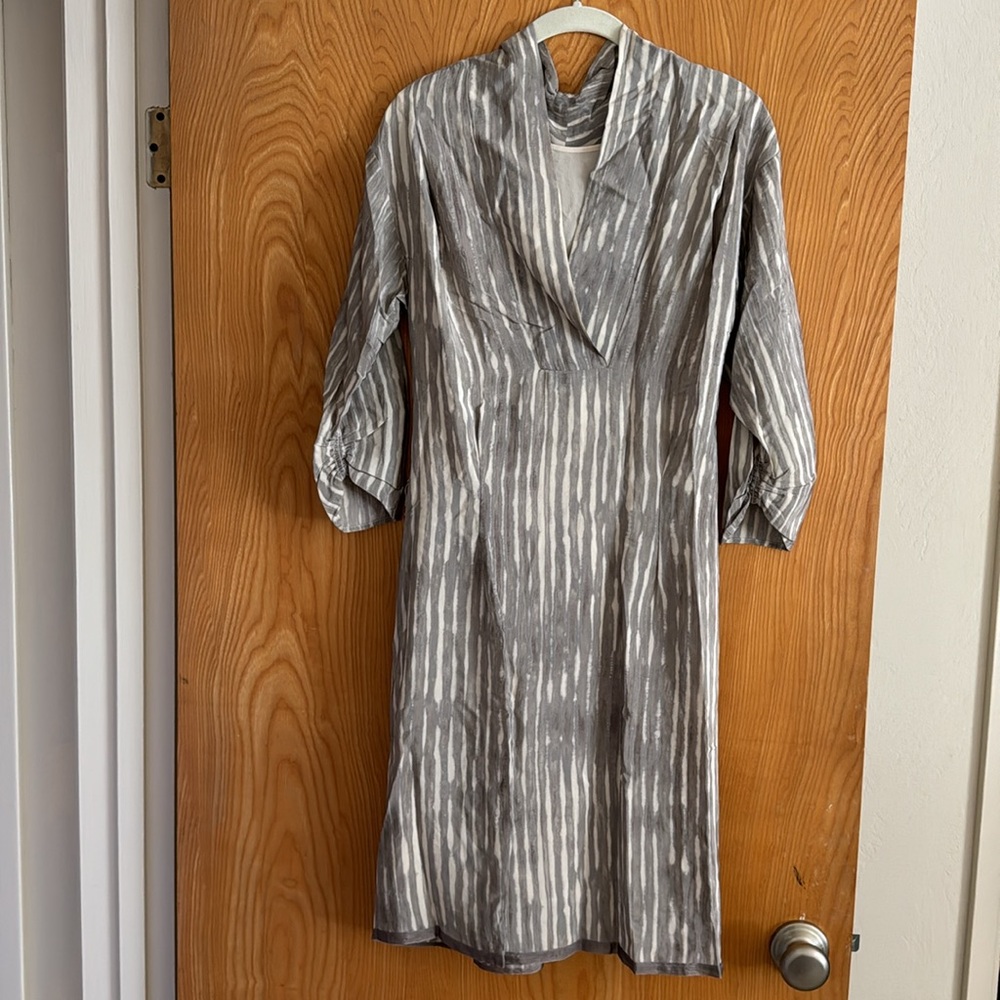 BCBG MaxAzria Runway, V Neck Grey and White Silk Tie Dress, size XS